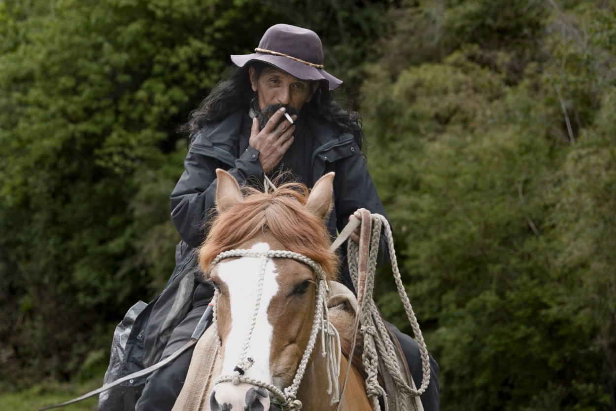 "Fumando a caballo" de Daniel Oliveros