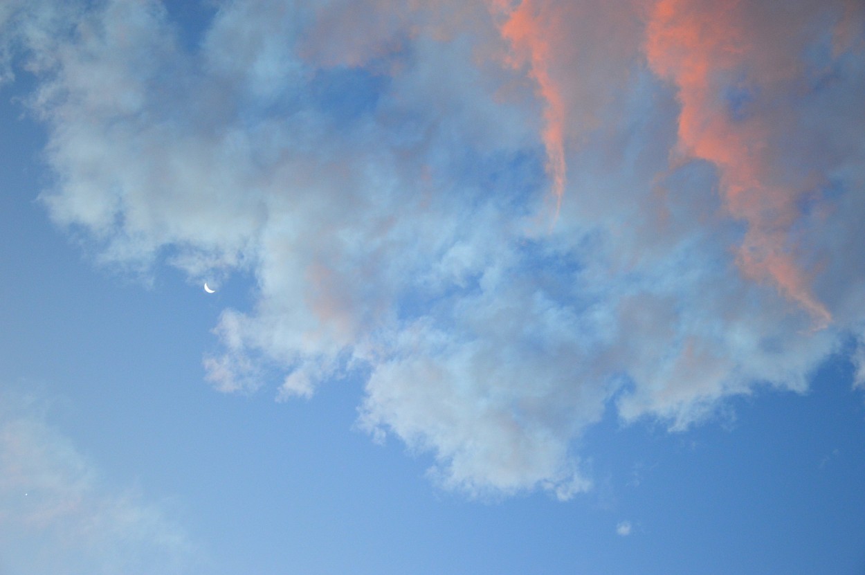 "Luna creciendo entre nubes" de Marcos Pedro Escudero