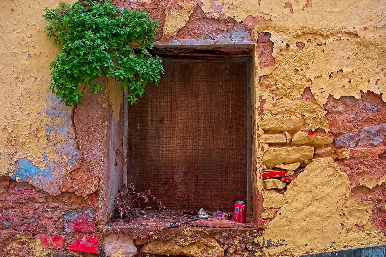 "Ventana con lata. San Mateo, Castelln," de Juan Beas