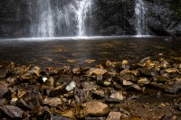 Piedras, colores y cascada