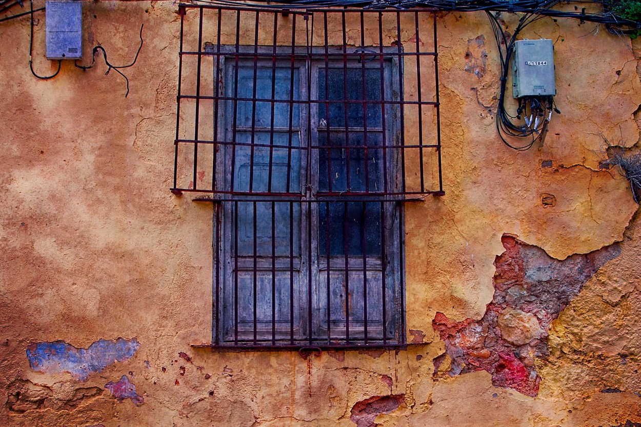 "Ventana enrejada. San Mateo, Castelln, Espaa" de Juan Beas