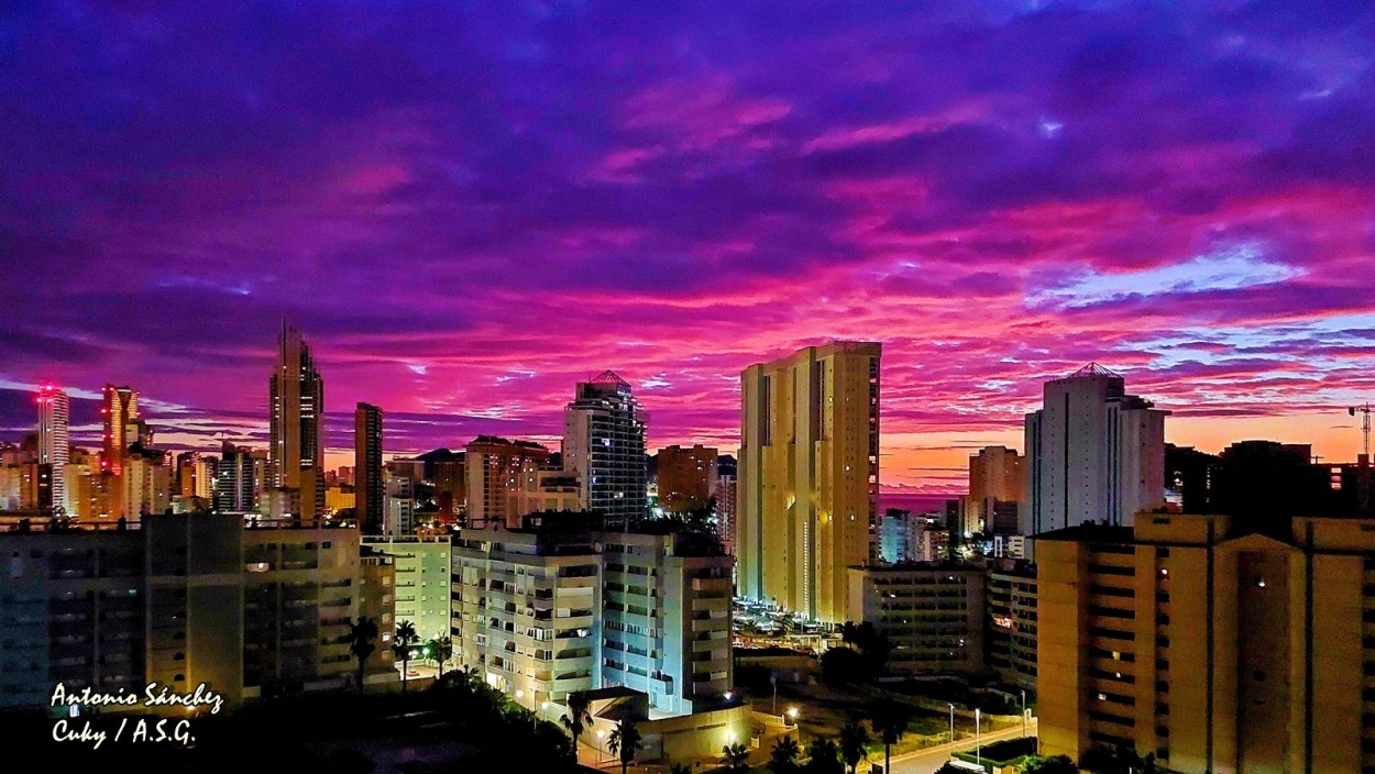 "** Amanece en Benidorm**" de Antonio Snchez Gamas (cuky A. S. G. )