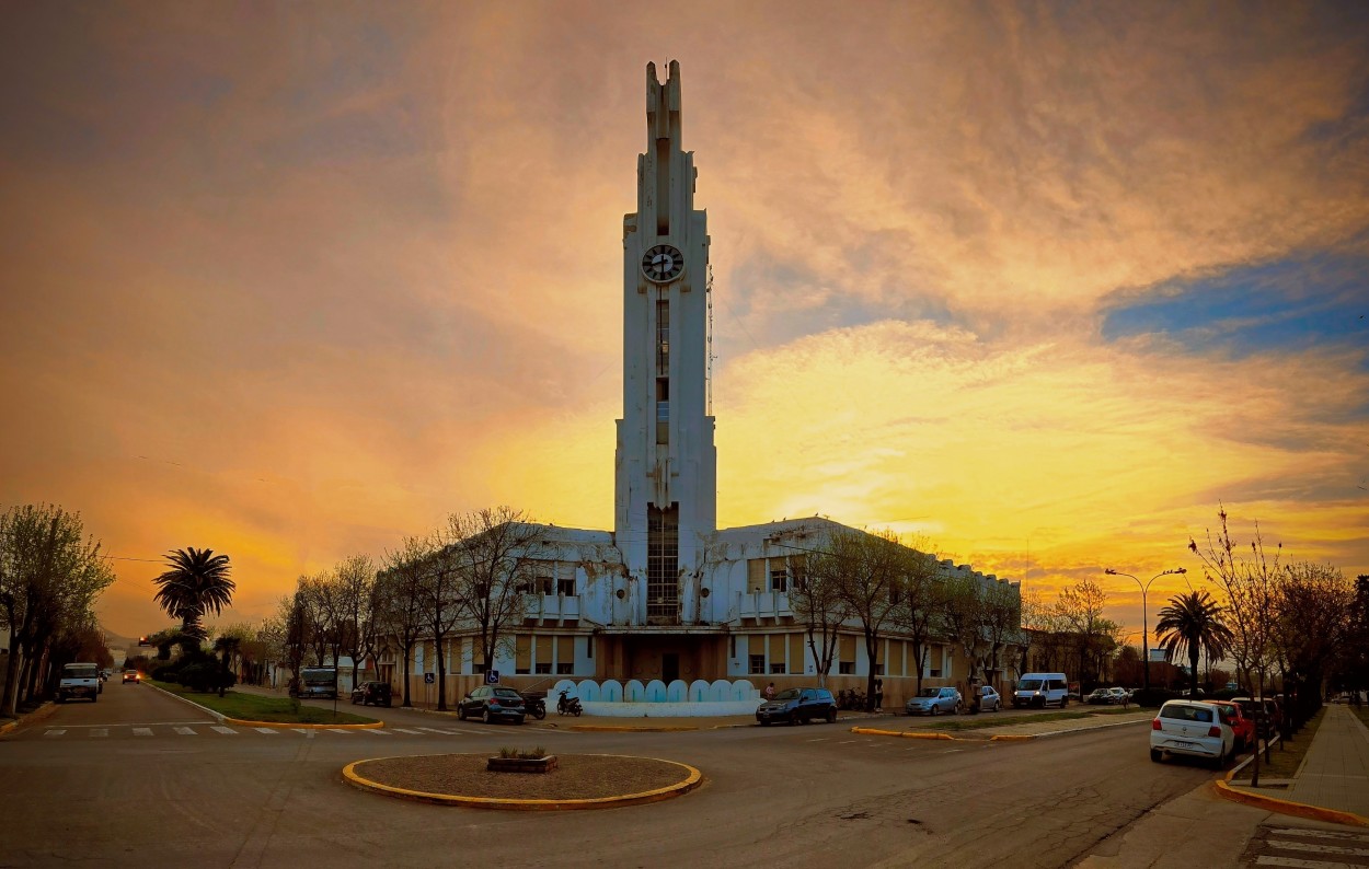 "Municipalidad de Carhue" de Manuel Raul Pantin Rivero