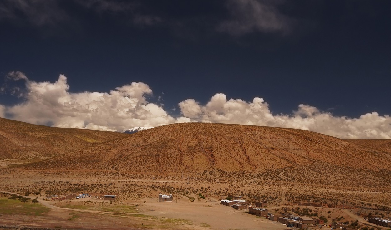 "Pueblito en la puna" de Ruben Ibarrola