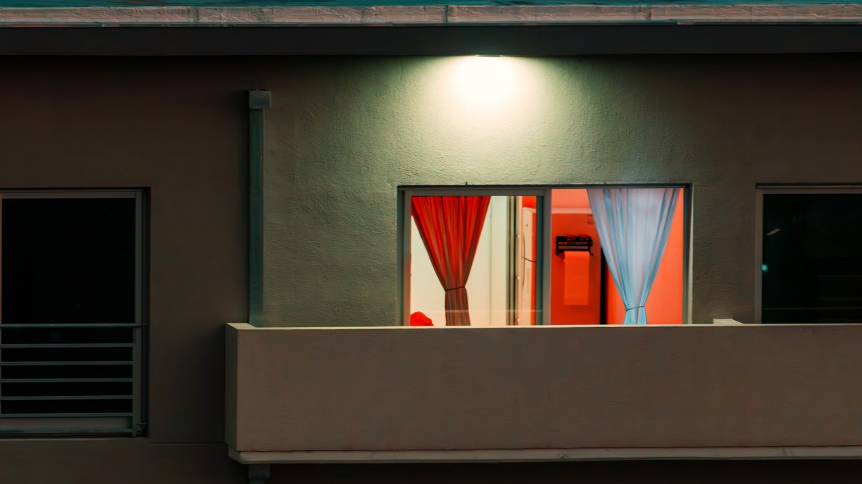 "Cortinas en la madrugada" de Alfredo Fushimi