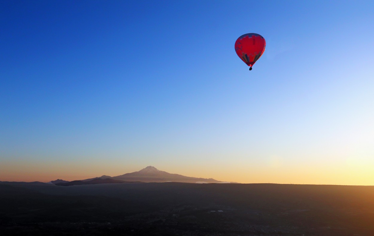 "Cerro y globo al amanecer" de Juan Carlos Barilari