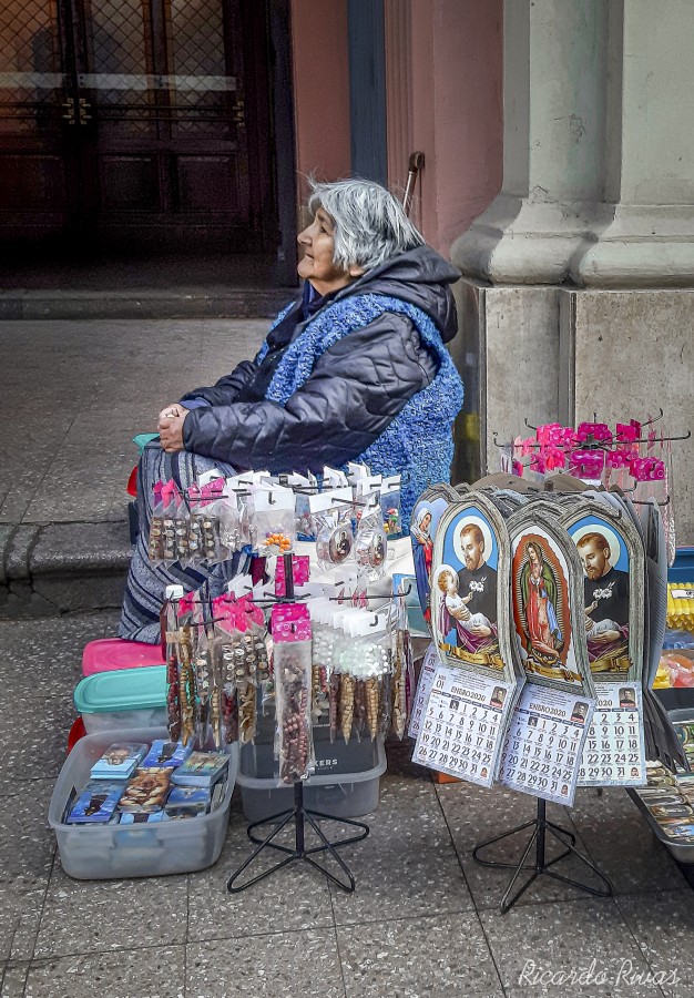 "En la entrada de la iglesia" de Ricardo Rivas