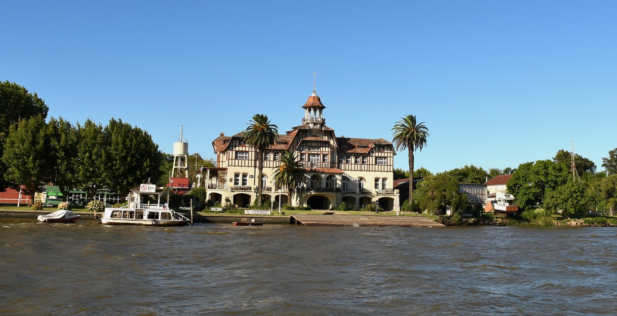 "Club de regatas en Tigre" de Jose Charles Mengeon