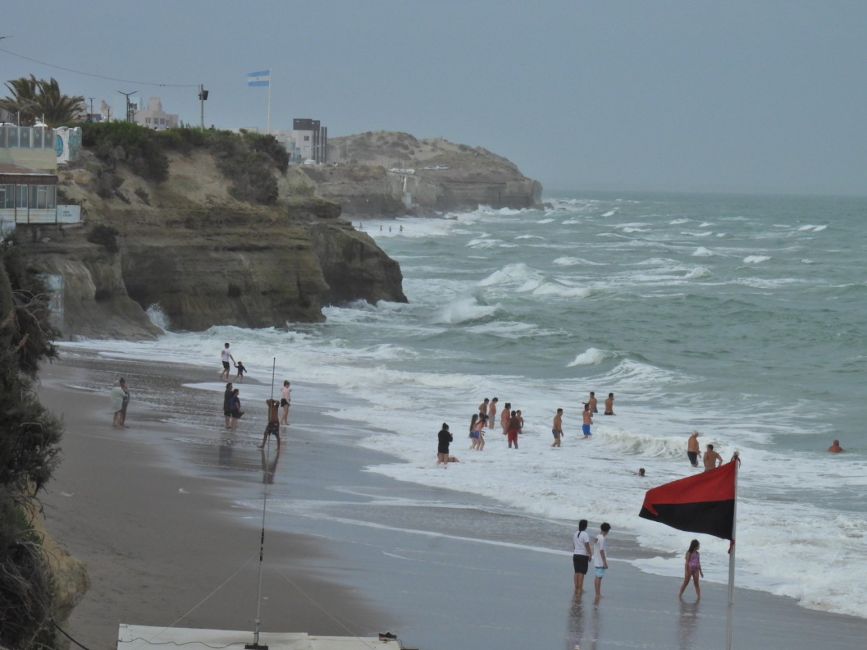 "Playa y mar agitado" de Jorge Blotto