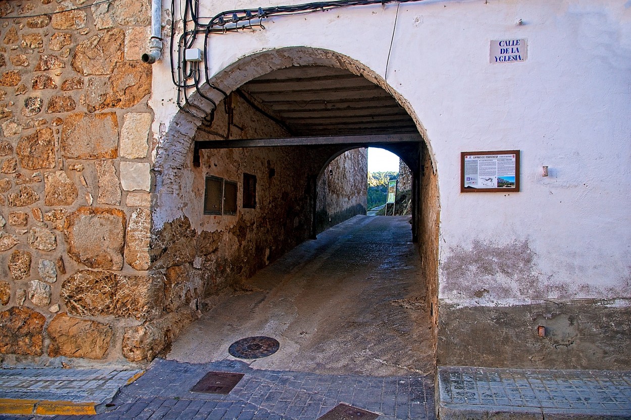 "Calle de la iglesia." de Juan Beas