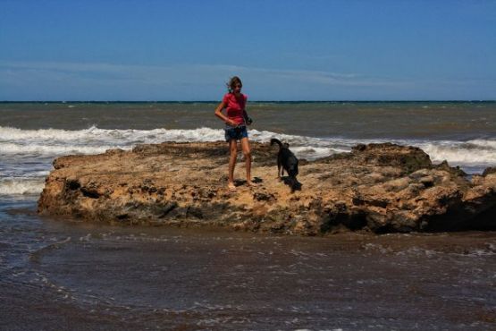 Foto 4/Las olas, la nia y el perro y....