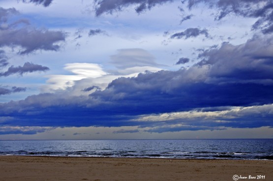 Foto 2/Arena, mar y nubes