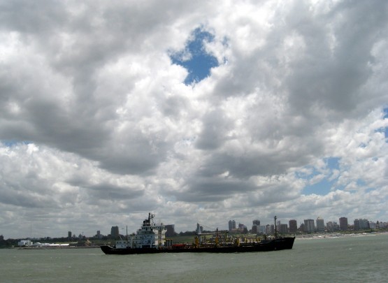 Foto 1/Nubes en el mar, el ro y en la ciudad