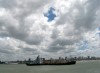 Nubes en el mar, el ro y en la ciudad