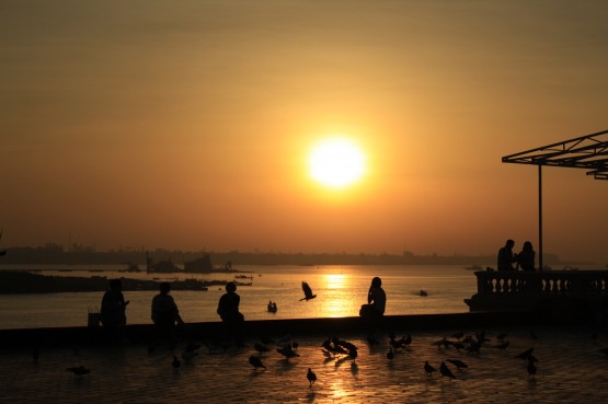 Foto 1/Amanecer en Camboya en la costa del Rio Mekong...