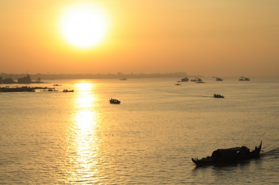 Foto 4/Amanecer en Camboya en la costa del Rio Mekong...