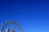 La Luna y el cielo azul