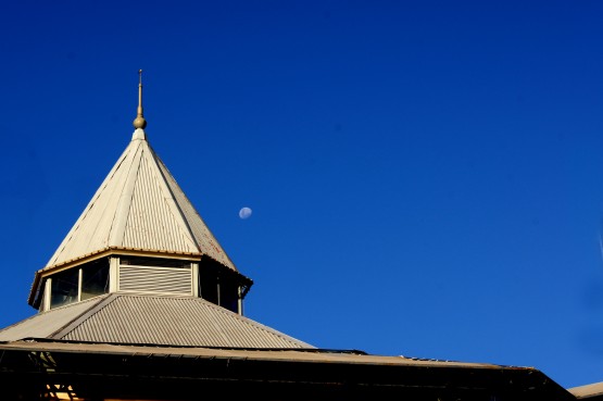 Foto 3/La Luna y el cielo azul