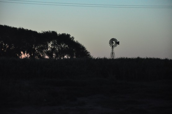 Foto 2/molinos de viento en las pampas argentinas. . .