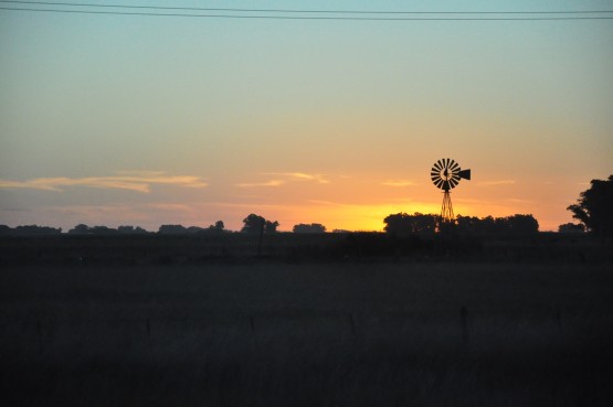 Foto 3/molinos de viento en las pampas argentinas. . .