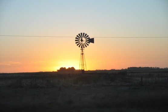 Foto 4/molinos de viento en las pampas argentinas. . .