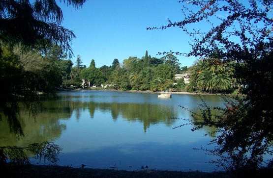 Foto 1/Dos extremos del lago del bosque