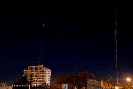 Foto 1/La luna se encuentra con Saturno