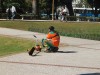 Cortando el pasto en la plaza