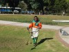 Cortando el pasto en la plaza