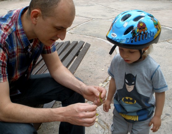 Foto 1/el joven padre con su mas joven hijo.