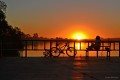 Ella, la bici y el atardecer