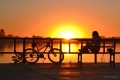 Ella, la bici y el atardecer