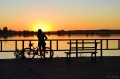 Ella, la bici y el atardecer