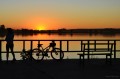 Ella, la bici y el atardecer