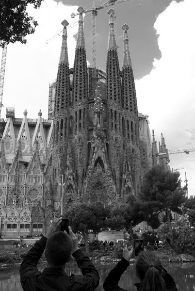 Foto 1/`Ac estamos...frente a la Sagrada Familia`