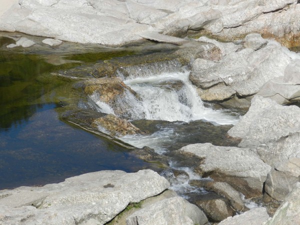 Foto 1/Piedras, agua, cascada.