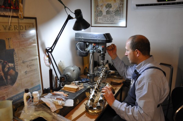 Foto 4/Adriano el luthier de los instrumentos de viento