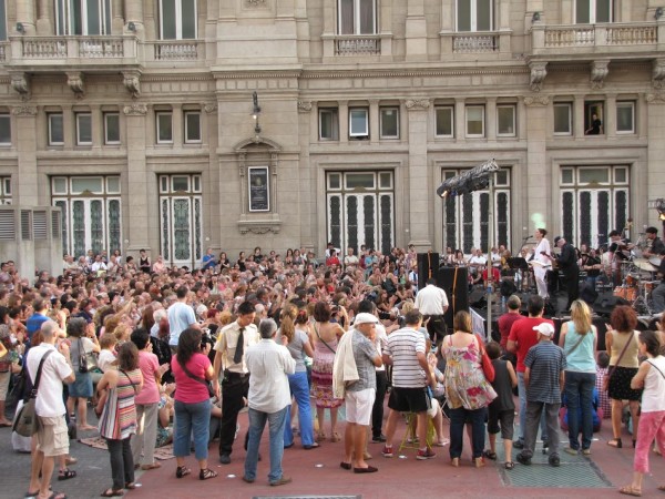 Foto 2/Muestra y escucha en el Colon