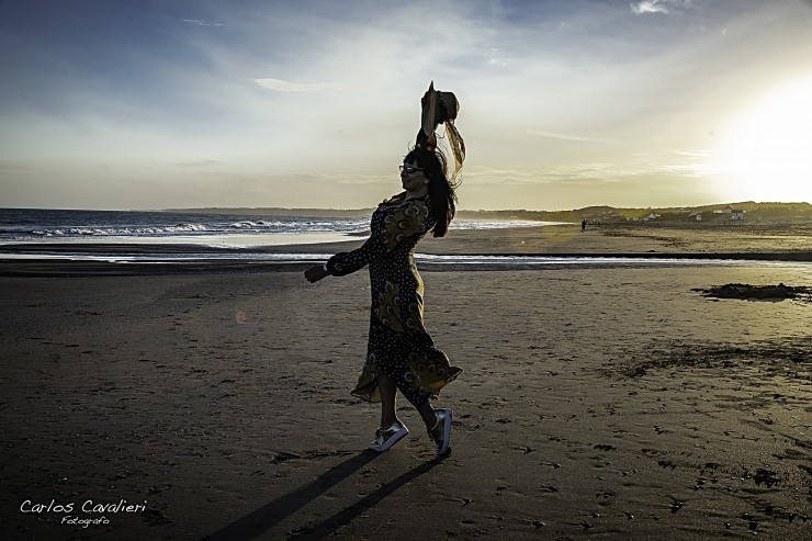 Foto 2/Danzando en la playa...