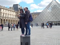 En la entrada del Louvre