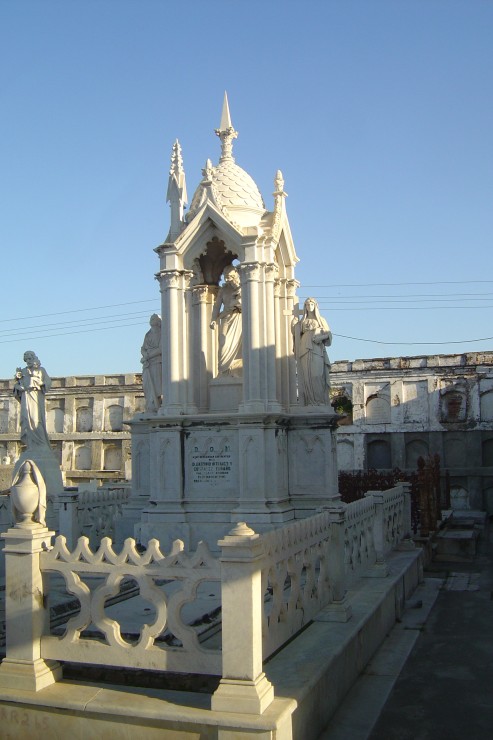 Foto 2/Cementerio de Reina: tesoro del arte estatuario