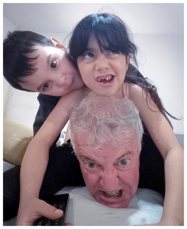 Foto 1/Caras de nietos con el Abuelo