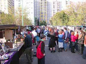 Vista de los stands de la convocatoria Caja de Fotógrafos de Sonoridad Amarilla en la plaza Nuevos Colegiales de esta ciudad. photo Fredy Heer         