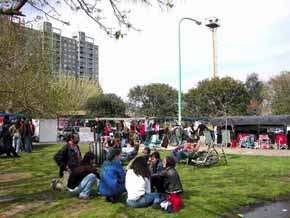 MUCHISIMA GENTE SE DIO CITA PARA VISITAR LA CONVOCATORIA DE CAJA DE FOTOGRAFOS, ORGANIZADA POR SONORIDAD AMARILLA, APROVECHANDO EL MARAVILLOSO DIA QUE ACOMPAÑO A LA MUESTRA.    