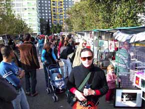 Javier "Rivers" Ríos, quien junto a Livia Basimiani , Los Amarillos, organizaron esta Caja de Fotógrafos con un gran éxito. Una inmensa cantidad de personas visitaron la plaza Nuevos Colegiales para ver las obras expuestas. 