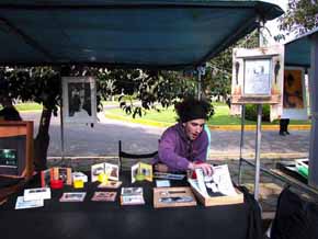 Uno de los puestos de fotógrafos durante la convocatoria de Sonoridad Amarilla, Caja de Fotógrafos en la plaza Nuevos Colegiales. 