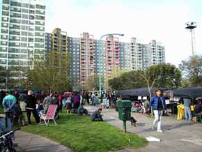 Muchisima gente se dió cita en la plaza Nuevos Colegiales por la convocatoria de Sonoridad Amarilla, Caja de Fotografos, aprovechando el hermoso día. 