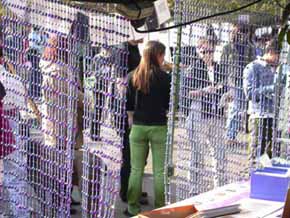 Vista del público presente en la convocatoria a través de una hermosa cortina que adornaba un stand de la Caja de Fotógrafos