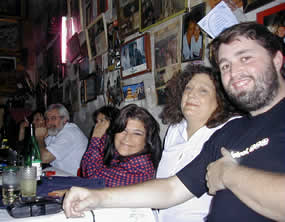 Mónica y Liliana Elías junto a Pablo Fernández