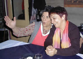 Doña Delfina (la dueña del bar) junto a Guadalupe Freiría González